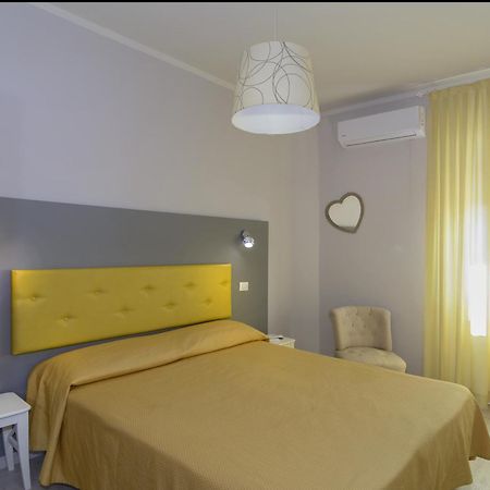 City Hotel 维亚雷焦 客房 照片